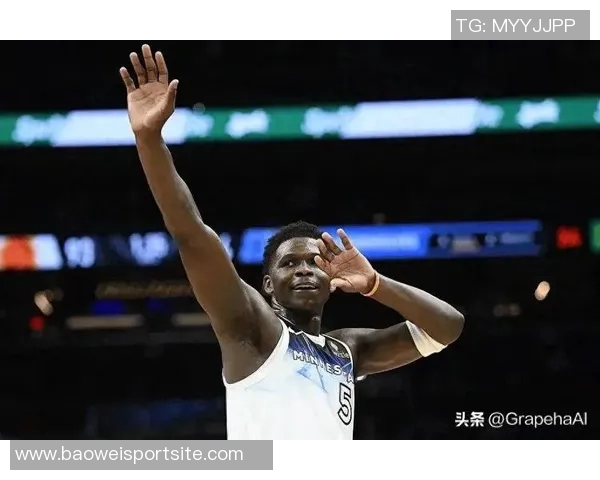 爱德华兹称赞克拉克表现出色称其提升球队整体防守能力